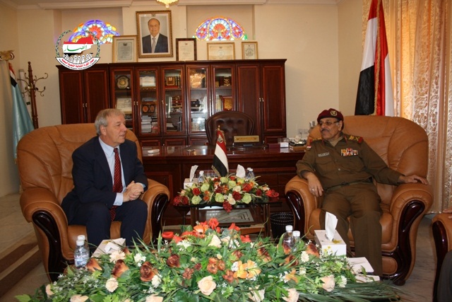 اللواء محسن يلتقي السفير الكندي غير المقيم لدى اليمن