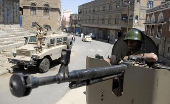 مقتل وإصابة 3 مواطنين بتعز إثر قيام عصابة مسلحة بتفجيرهم داخل باص