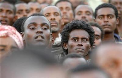 مسؤول محلي بحجة يحتجز مهاجرة أثيوبية ومسلحون يقطعون طريق الشرفين الرئيسي