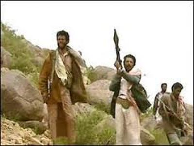 الحوثيون يحاصرون منزل شيخ بسحار ومقتل جنديين بانفجار قذيفة في لواء المدفعية