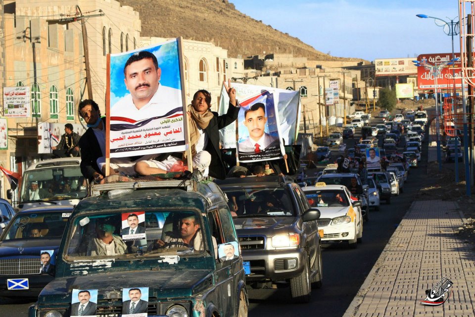  العشرات من شباب تعز يصلون صنعاء ويعتصمون أمام الرئاسة ومخاوف من استغلال الحوثيين