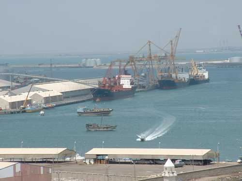 محلي عدن يرفض محضراً لتنظيم دخول الشاحنات إلى الميناء