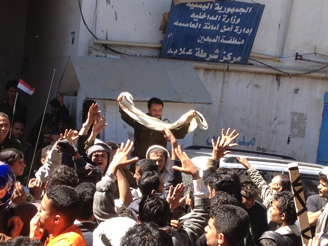 قتيل و6 جرحى في اعتداء قوات الأمن على محتجين أمام شرطة شميلة 