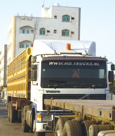 عدد من سائقي الشاحنات ما يزالون في سجون عدن منذ احتجاجات ميناء الحاويات