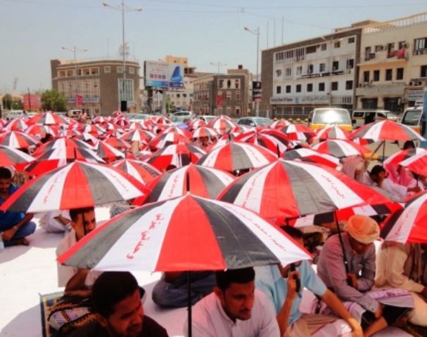   خطيب ساحة عدن يحذر من القوانين الديكورية ويؤكد أن قرارات الرئيس لا تكفي