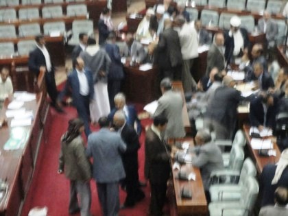  اشتباكات بالأيدي وقوارير المياه والملازم بين الوزير السعدي والبركاني داخل البرلمان