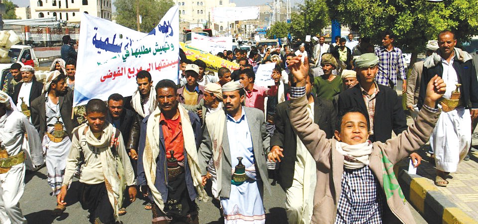   أبناء ريمه  يتظاهرون  أمام منزل الرئيس بصنعاء للمطالبة بإقالة المحافظ