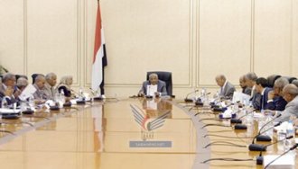  الحكومة تهرب من مواجهة الاحتجاجات وتعقد اجتماعها في الحديدة