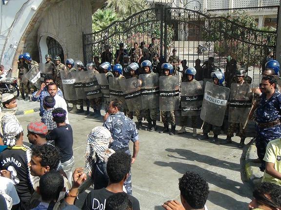 إصابة أكثر من 15 بينهم 7 جنود في اشتباكات بين الأمن ومحتجين بالحديدة