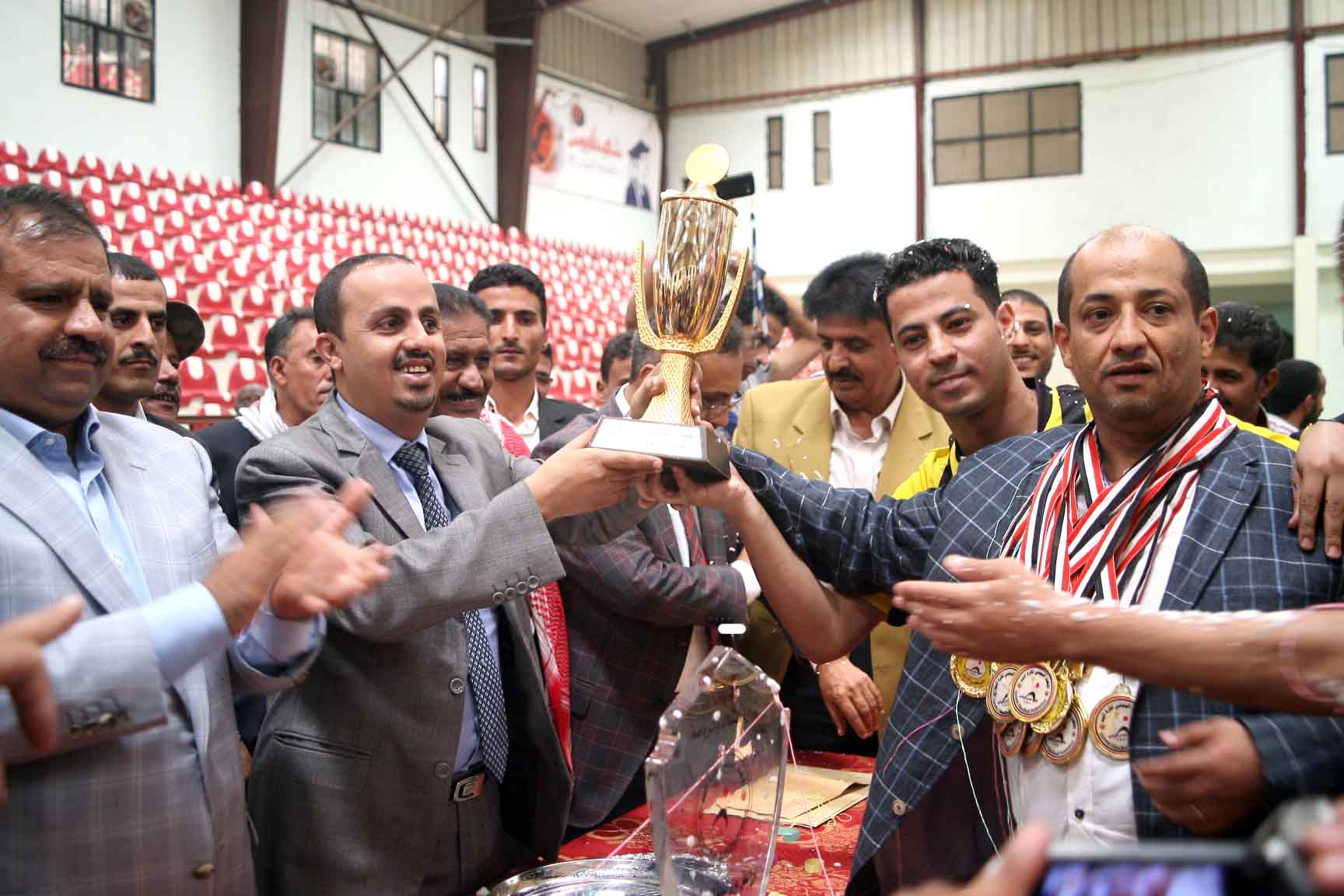 الارياني يكرم أبطال دوري الدرجة الأولى لكرة اليد