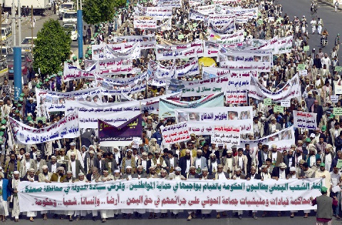 مئات المحتجين يحتشدون أمام منزل الرئيس للمطالبة بإنهاء العدوان الحوثي على دماج
