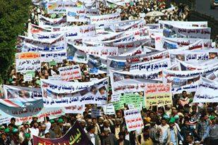  مئات المحتجين يحتشدون أمام منزل الرئيس للمطالبة بإنهاء العدوان الحوثي على دماج