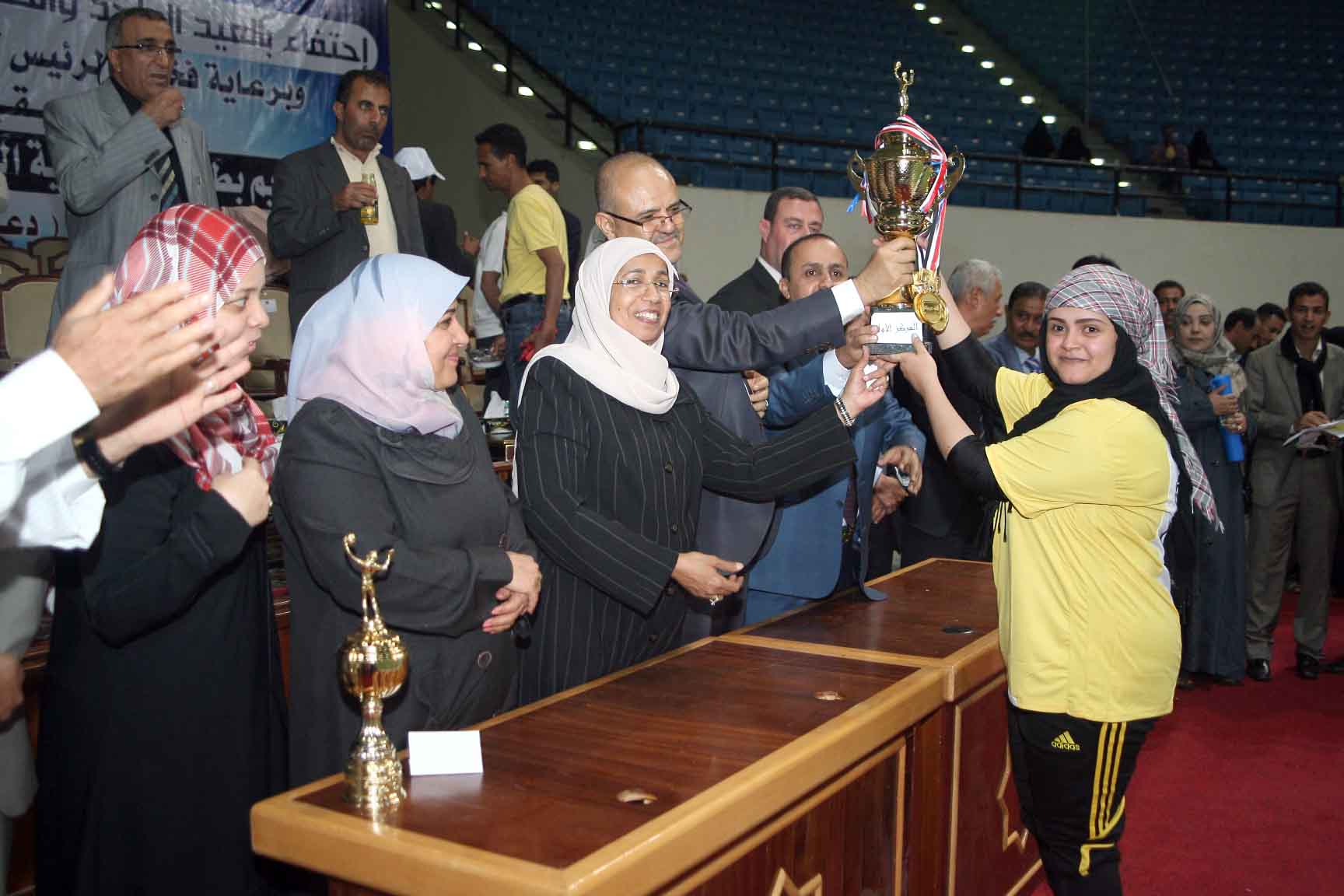 شمسان والإرياني يكرمان أبطال البطولة السادسة للألعاب الجماعية للفتيات