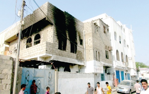 عدن.. الأمن يقصف منزل مواطن بقذائف (آر.بي.جي) ويتهمه بإيواء عناصر من القاعدة