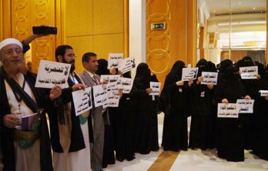العشرات يعلقون مشاركتهم في جلسة الحوار احتجاجاً على عدوان الحوثي بدماج