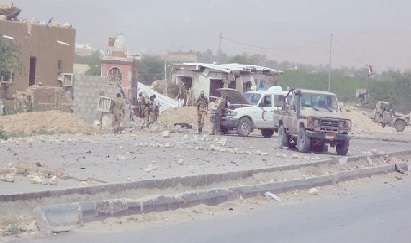مقتل وجرح 9 جنود في هجوم انتحاري استهدف نقطة عسكرية بحضرموت