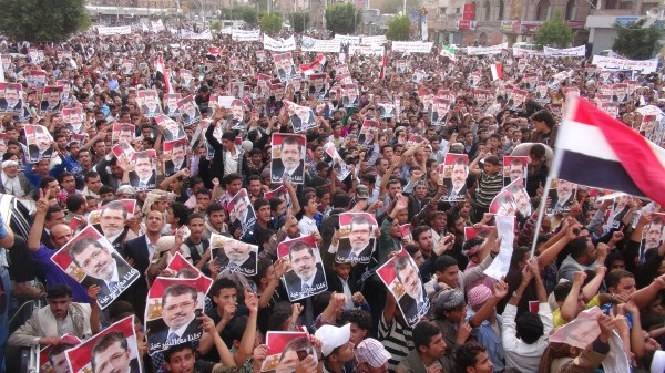 مسيرة مليونية بصنعاء تطالب بطرد السفير المصري احتجاجاً على مجازر الجيش بمصر