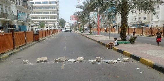 محتجون يقطعون طريق لحج –عدن والكهرباء تقطع شوارع عتق بشبوة