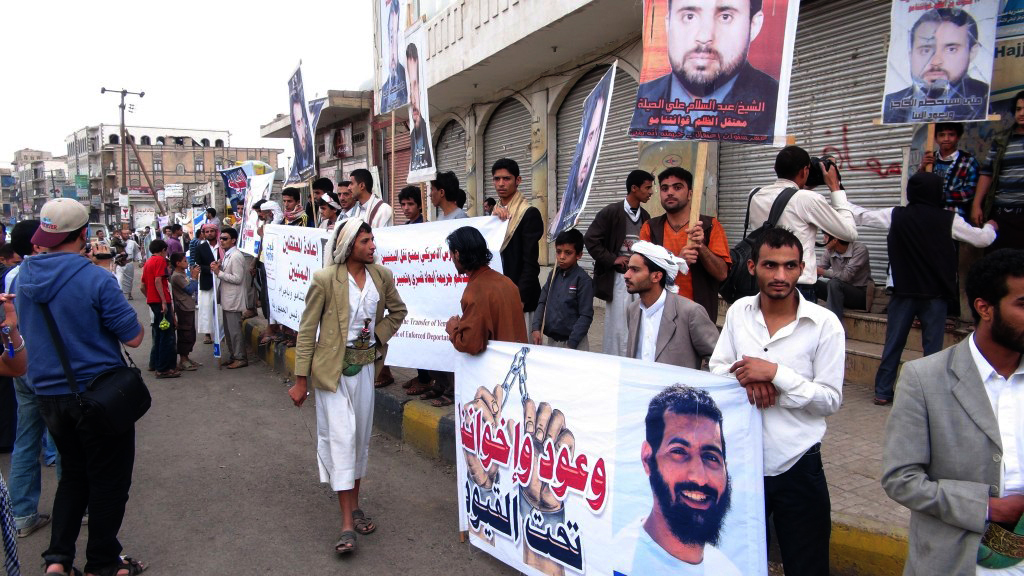 ناشطون يمنيون وأميركيون يحتجون أمام منزل الرئيس بصنعاء والبيت الأبيض بواشنطن