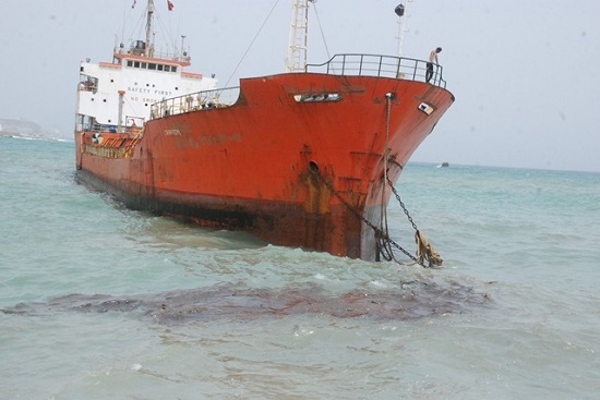خبير شركة الإنقاذ العالمية يحذر من تسرب المازوت مالم يتم تفريغ السفينة الجانحة بالمكلا