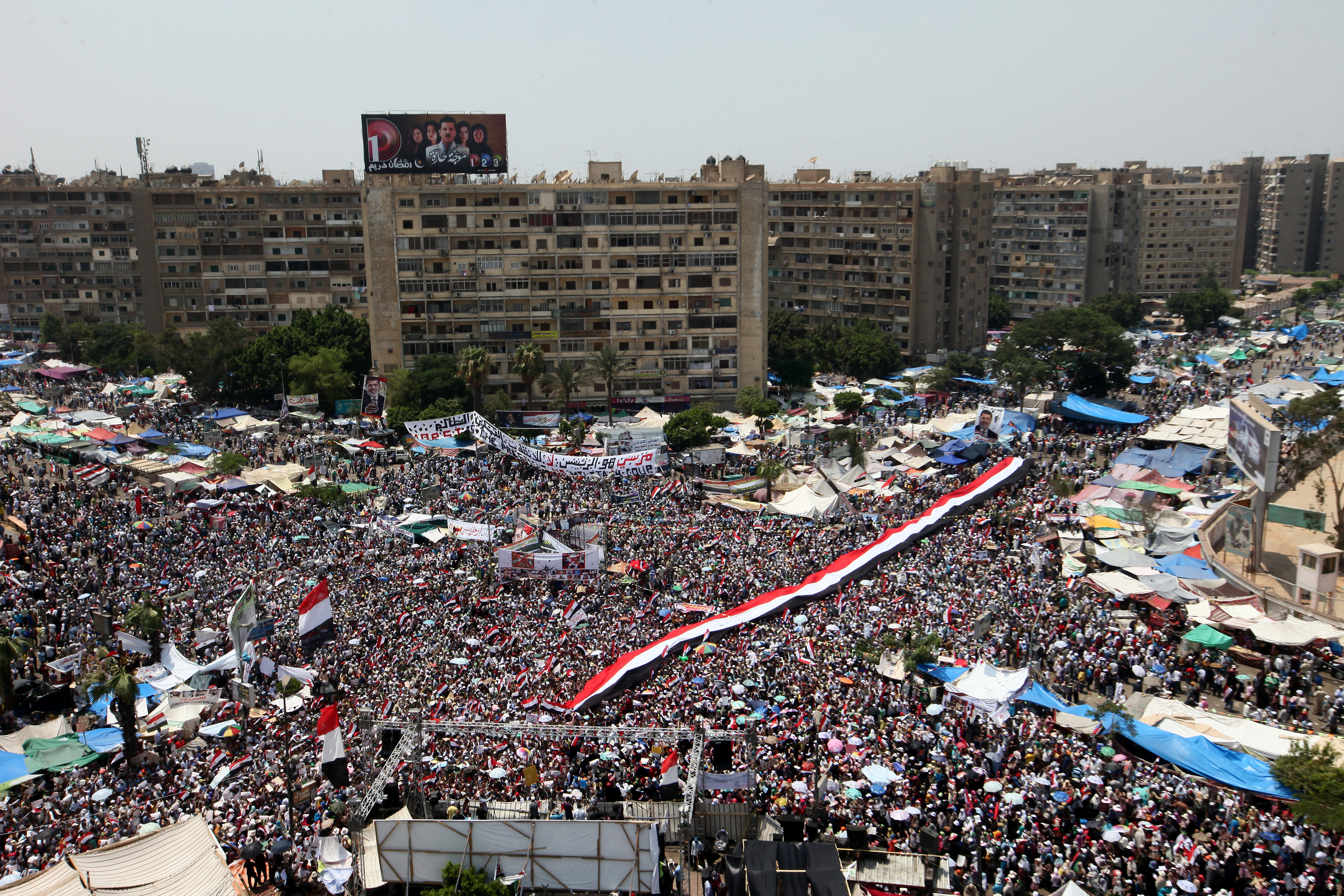 الرئاسة المصرية: لا استفتاء على خارطة الطريق ولن نسمح لأي مسئول أجنبي بلقاء مرسي