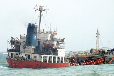 باخرة سيراليونية على متنها 4 آلاف و400 طن مازوت تهدد البيئة البحرية بحضرموت