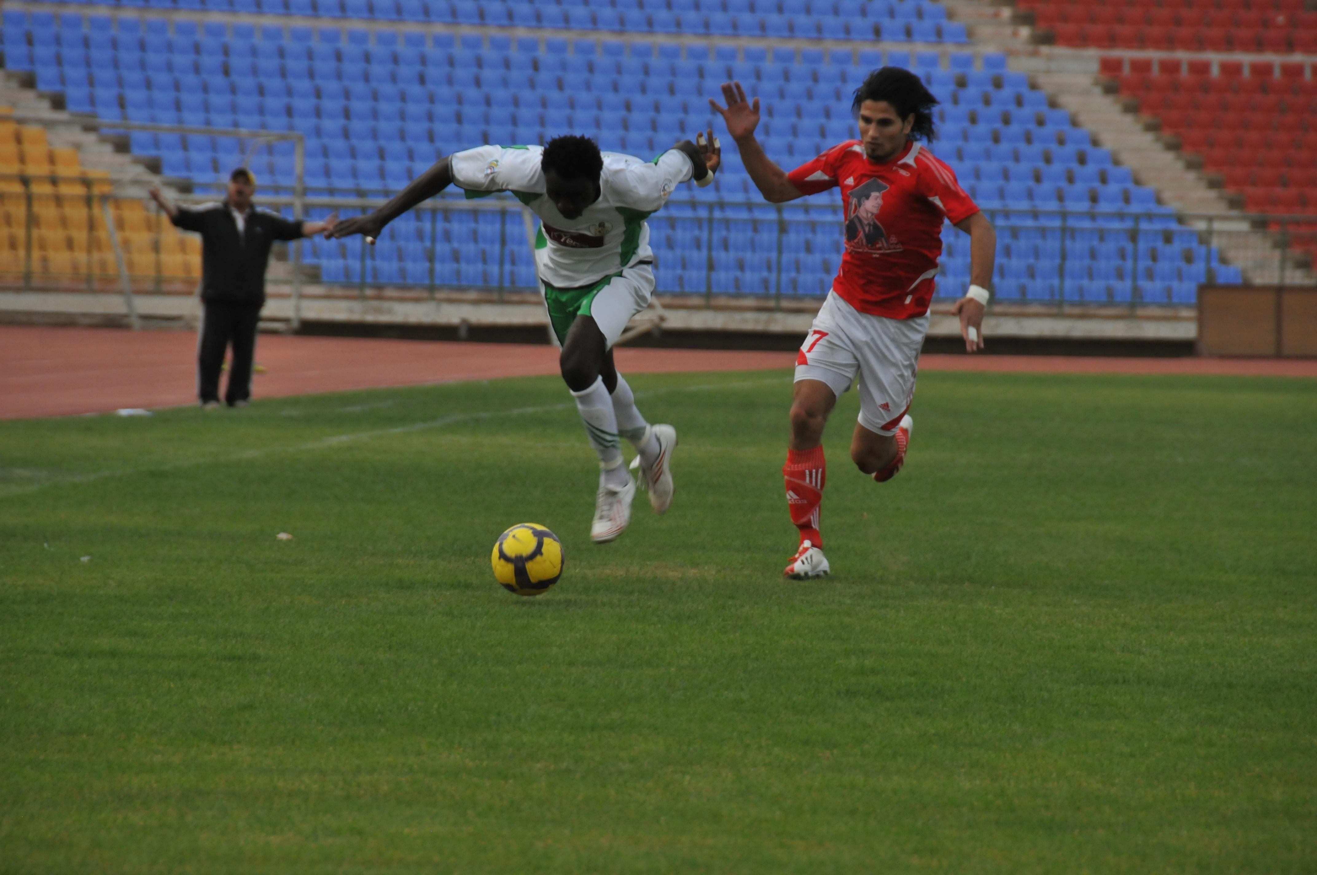 أهلي صنعاء يفوز على شعب إب ويتصدر دوري الدرجة الأولى لكرة القدم