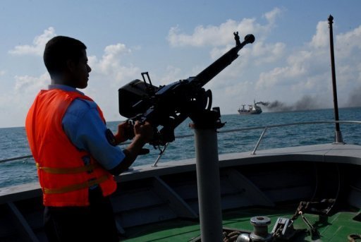 تعز.. قوات خفر السواحل بالمخا تلقي القبض على قارب تهريب محمل بالأسلحة