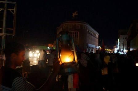 عدن.. براعم صيرة يتظاهرون بالشموع احتجاجاً على انقطاع الكهرباء