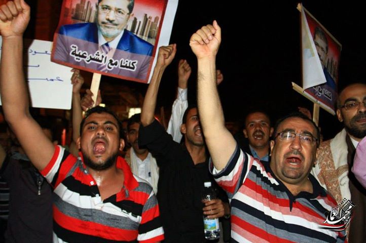 مسيرة باليمن تطالب بعودة مرسي وتدعو لإسقاط حكم العسكر
