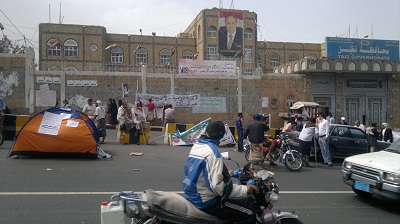 اشتباكات مسلحة وسط مدينة تعز وتظاهرة احتجاجية أمام ديوان المحافظة