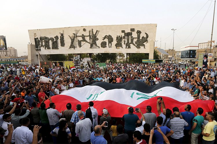 العراق.. العشرات يتظاهرون ضد تردي الخدمات والفساد في البصرة