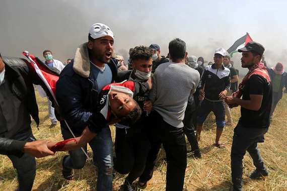 استشهاد مُسعف فلسطيني وإصابة العشرات برصاص الاحتلال قرب حدود غزة