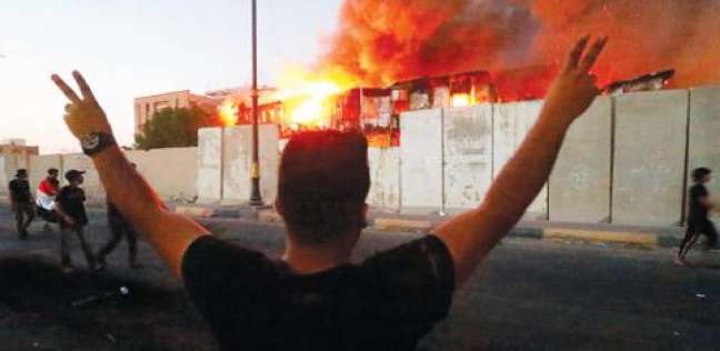 متظاهرون عراقيون يضرمون النار في القنصلية الإيرانية بالبصرة
