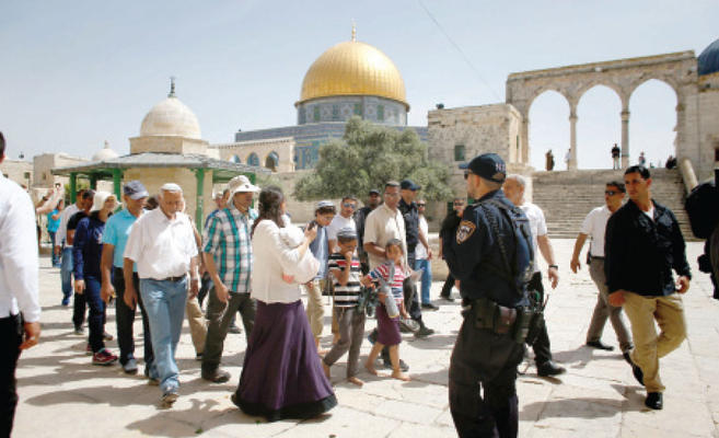 عشرات المستوطنين يقتحمون المسجد الأقصى بمشاركة وزير الزراعة الإسرائيلي