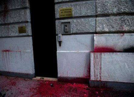 عشرات يتعدون على سفارة إيران في أثينا ويخلفون أضراراً مادية