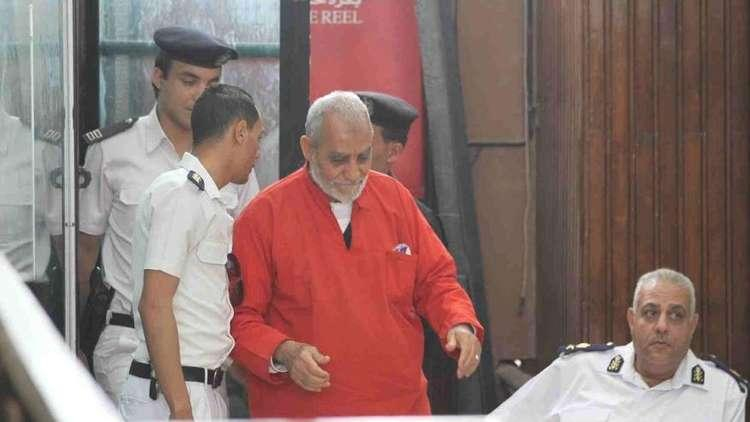 محكمة مصرية تقضي بالمؤبد على مرشد الأخوان و64 آخرين في “أحداث العدوة”