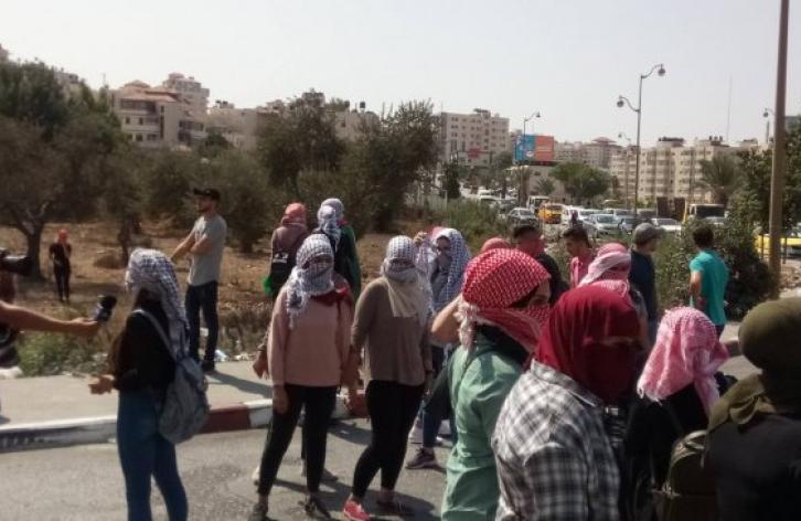 الفلسطينيون يواصلون الرباط في “الخان الأحمر” ومستوطنون يجرفون أراضٍ جنوب نابلس