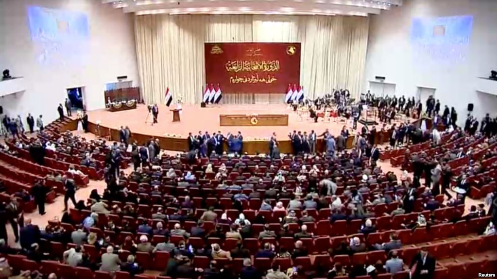 برلمان العراق يبحث سحب امتيازات المسؤولين بعدما انتقده الصدر