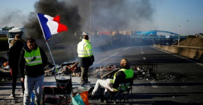 متظاهرون فرنسيون يمنعون الوصول لخزانات الوقود احتجاجا على رفع أسعاره