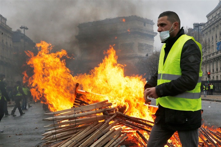 فرنسا تشتعل.. مظاهرات الغضب تحرق الشانزليزيه في باريس