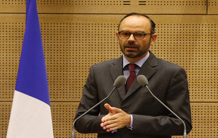 رئيس الوزراء الفرنسي يعلن تعليق زيادة الضرائب على الوقود