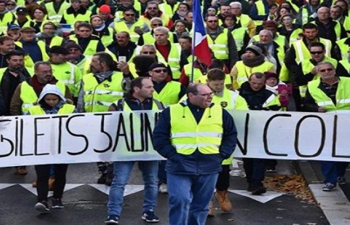 المعارضة الفرنسية تدعو لفرض حالة الطوارئ قبل احتجاجات متوقعة لحركة “السترات الصفراء”