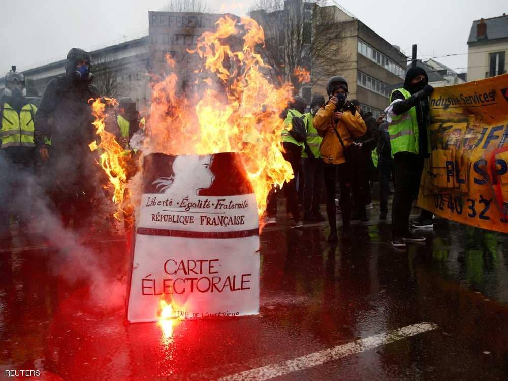 سبت خامس للسترات الصفراء .. وحروب الشوارع تتجدد في أنحاء فرنسا