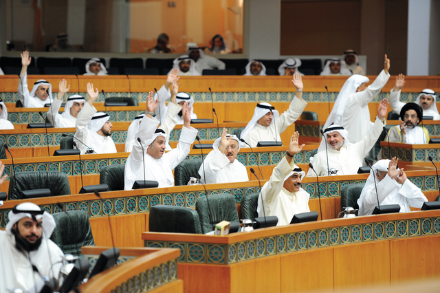 المحكمة الدستورية الكويتية تقضي بحرمان نائبين إسلاميين من عضويتهما في البرلمان