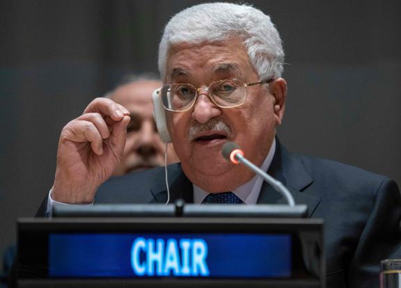 عباس يتعهد بالالتزام بالحل السلمي مع اسرائيل والضفة تغلق أبوابها رفضا لقانون الضمان 