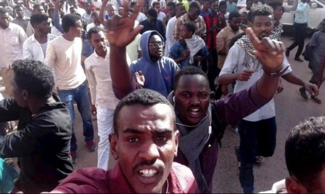 السودان.. تجدد الاحتجاجات في عدد من أحياء الخرطوم وقتيل ثالث متأثراً بإصابته