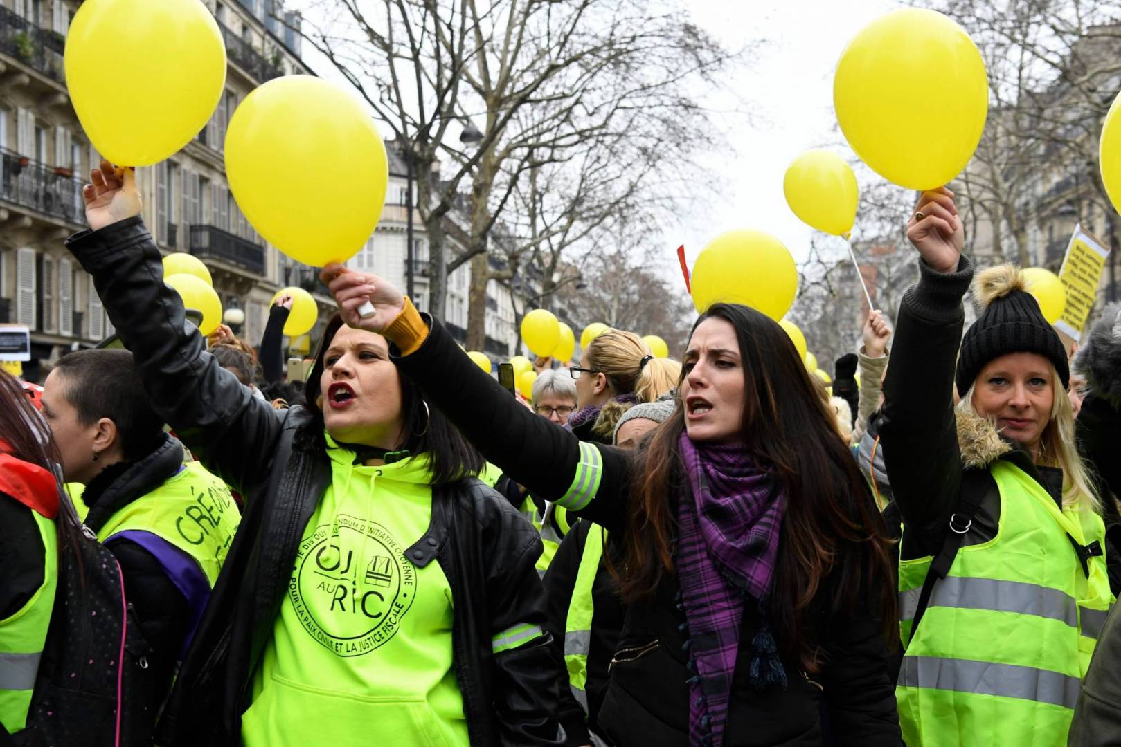 محتجات “السترات الصفراء” يتحدين البرد ويتظاهرن في باريس