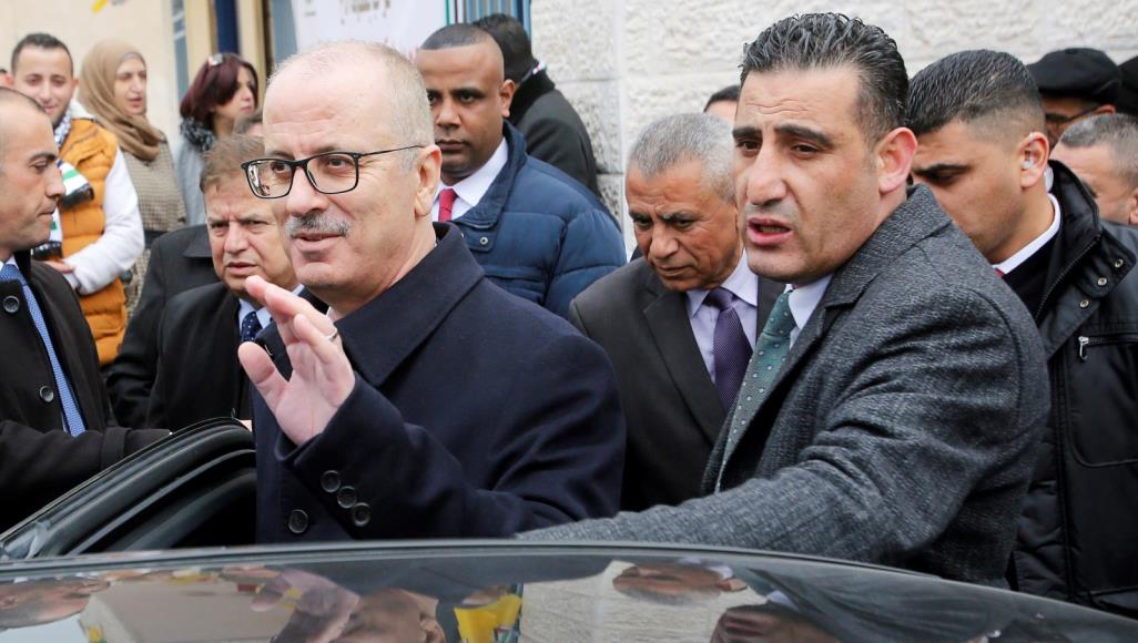 رئيس الوزراء الفلسطيني يقدم استقالة حكومته لعباس