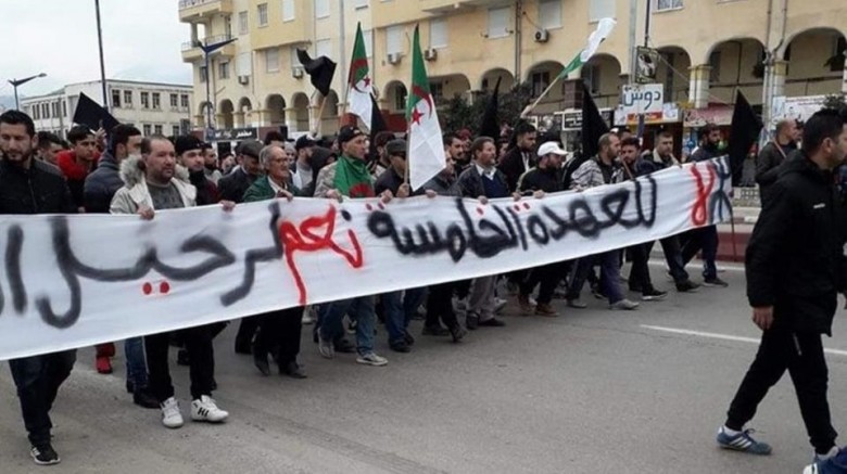 مظاهرات في العاصمة الجزائرية والشرطة تفرق المحتجين